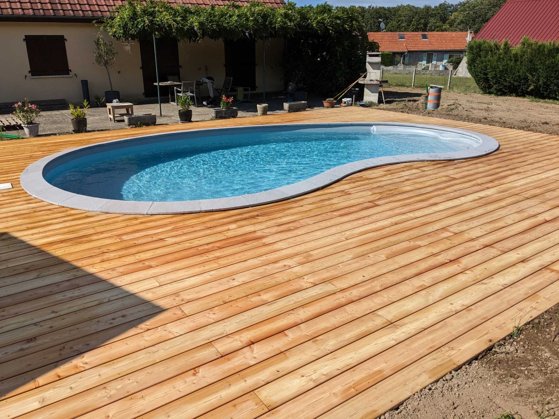 Plage de piscine avec terrasse en bois 